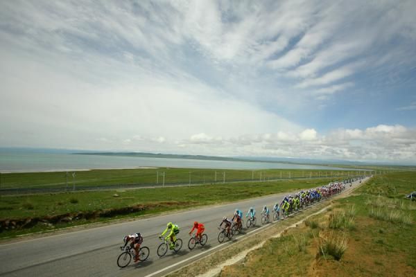 The peloton cruising along the Qinghai Lake