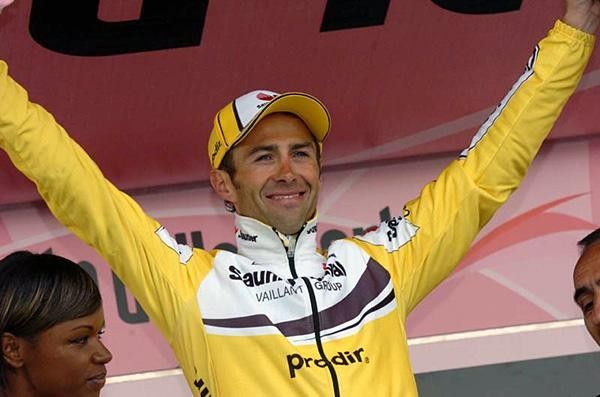 Gilberto Simoni (Saunier Duval-Prodir) on the podium.