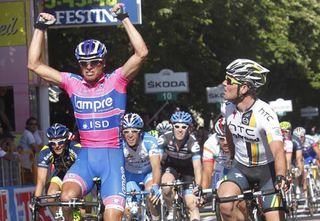 Alessandro Petacchi (Lampre - ISD) takes the win ahead of Cavendish