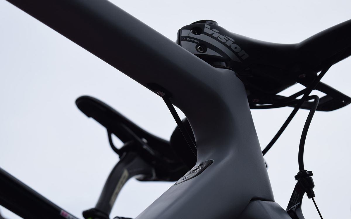 A Di2 interface port looks to be located at the head of the down tube