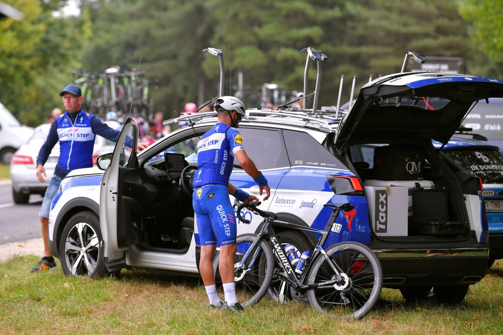 Fernando Gaviria (Quick-Step Floors) abandoned with knee pain
