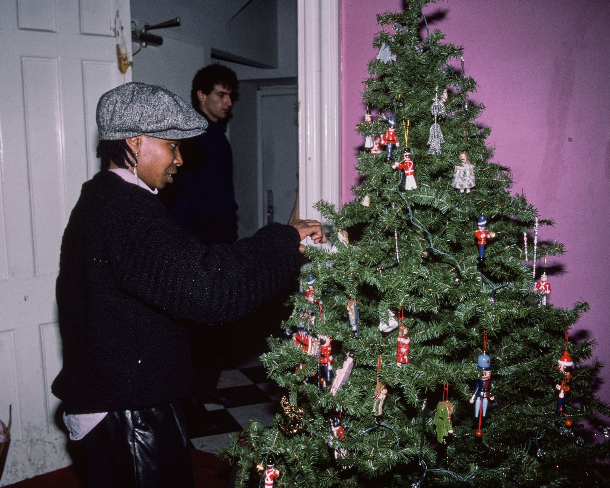 whoopi goldberg decorating her christmas tree