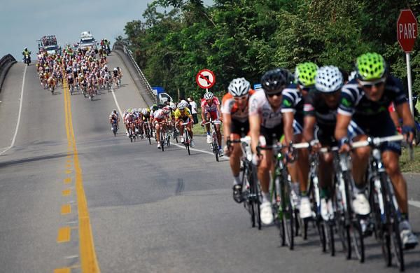 The team of Felix Rafael Cardenas (GW Shimano-Chec-Edeq-Envia) controls the race