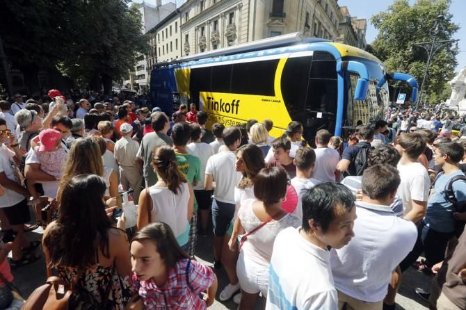 Crowds gather to see Alberto Contador