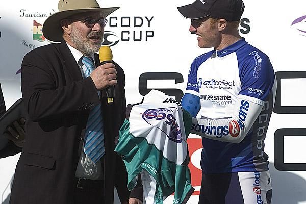 Joel Pearson (Credit Collect-Prime Estate) accepts his Tasco Sprint Points leader's green jersey in Ouyen.