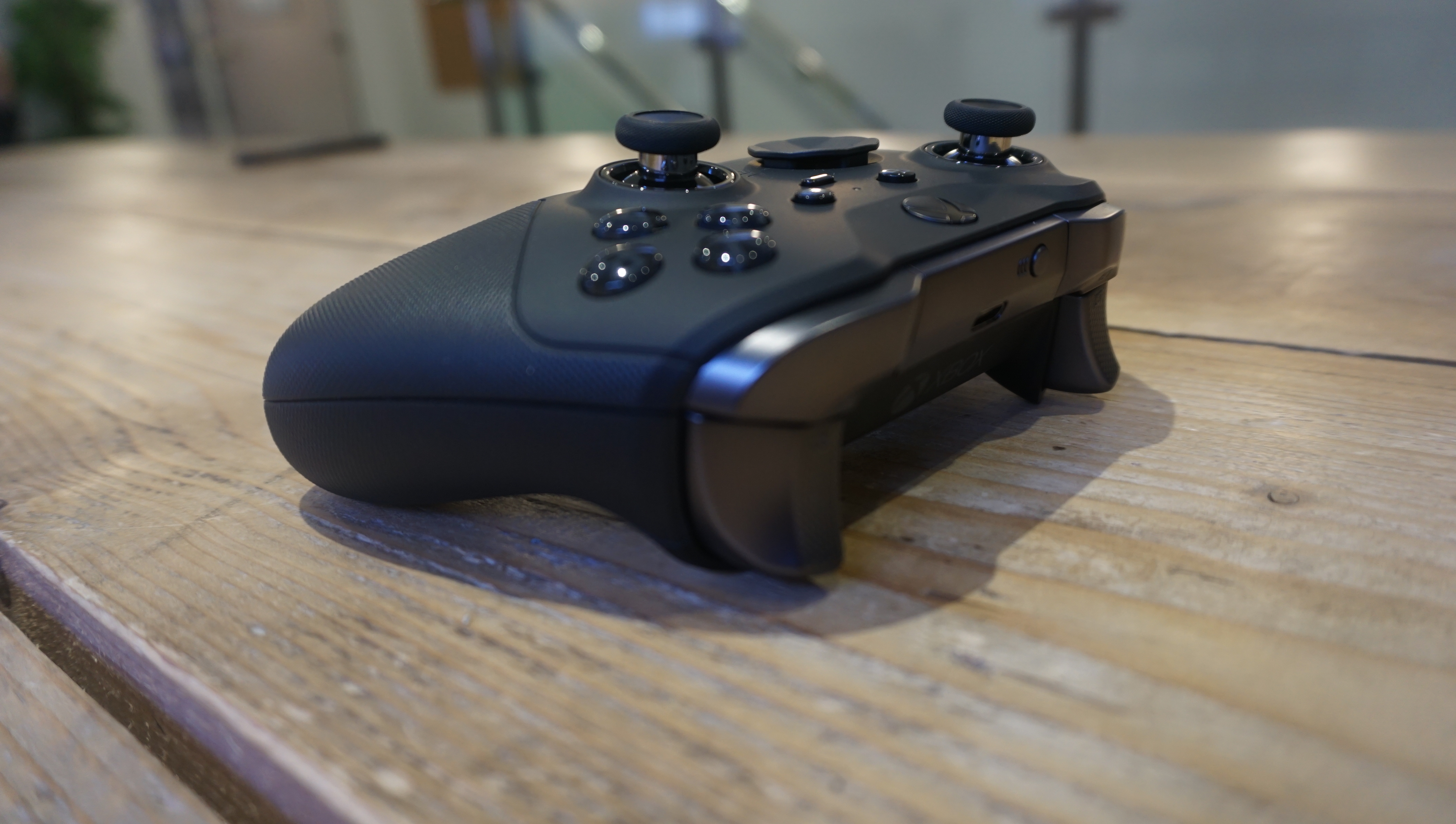 Xbox Elite Wireless Controller Series 2 -peliohjain puisella pöydällä