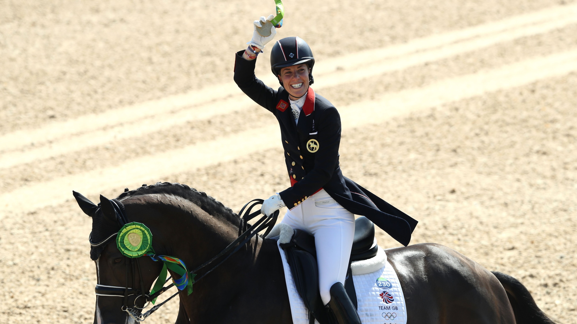 Peraih medali emas, Charlotte Dujardin dari Britania Raya menunggangi Valegro merayakannya saat upacara medali di Rio 2016