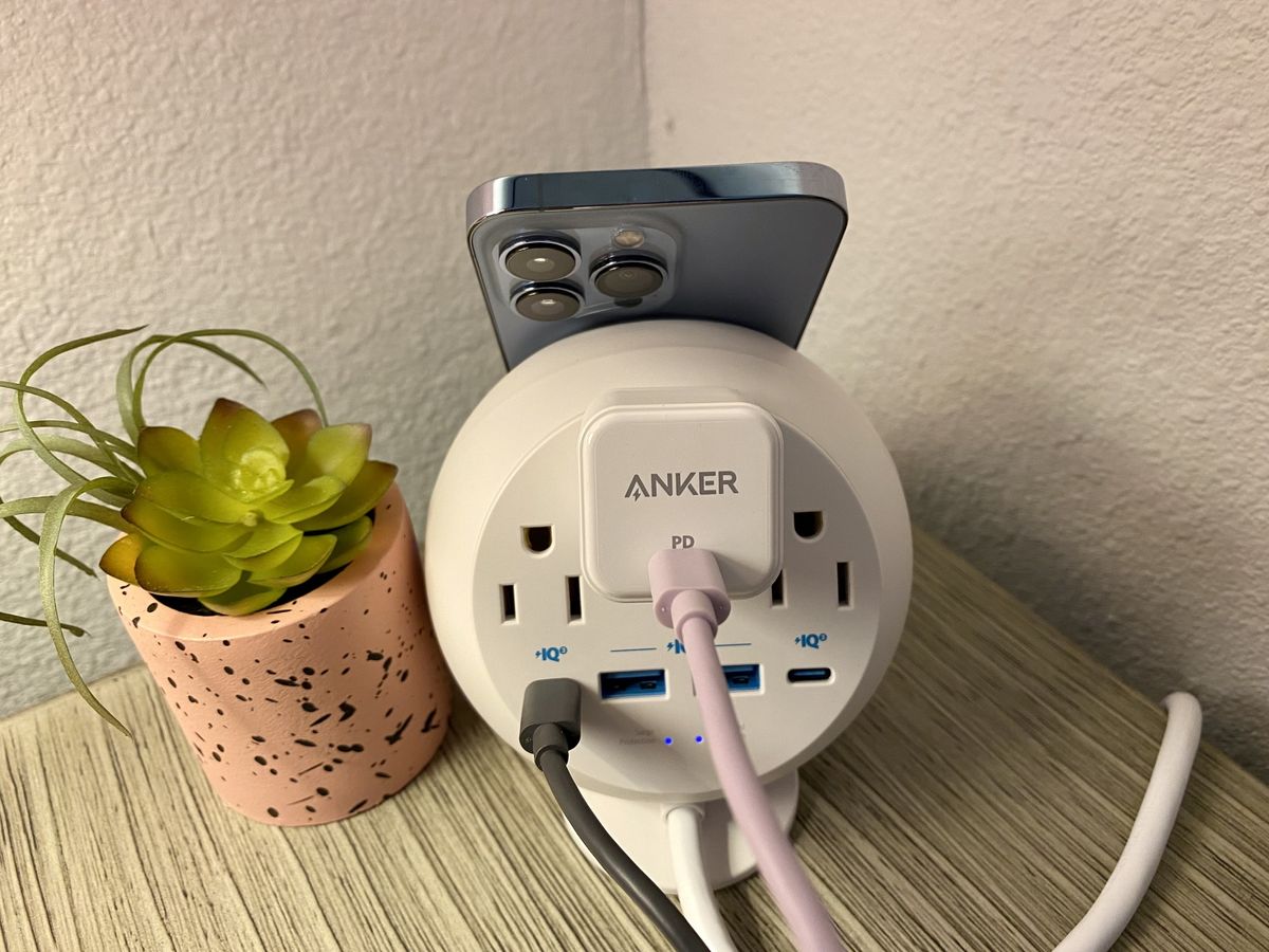 Anker 637 Maggo Magnetic Desktop Charging Station Rear Plugs