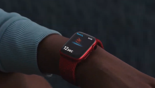 Apple Watch 6 sittende på et håndledd, skjermen viser en stoppeklokke, stoppet på 12 sekunder