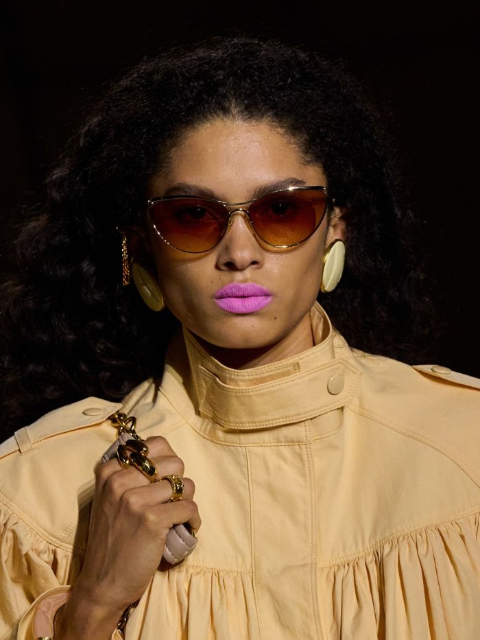 Chlo&amp;eacute; spring/summer 2026 beauty look from Fashion Week, featuring a neon pink lipstick