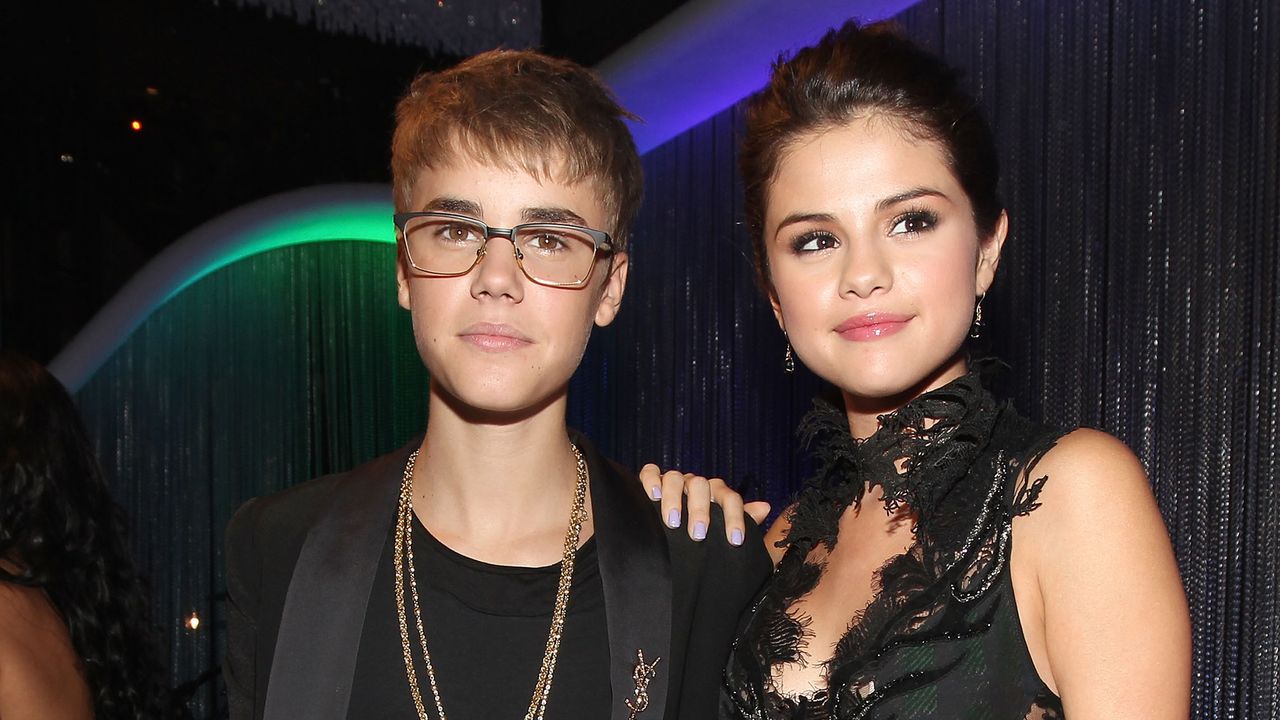 Justin Bieber and Selena Gomez arrive at the 2011 MTV Video Music Awards at Nokia Theatre L.A. LIVE on August 28, 2011 in Los Angeles, California.