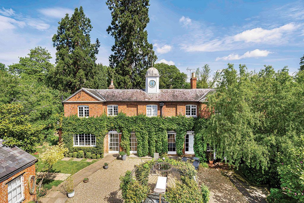Property for sale with a swimming pool: Huntershields, Flore, Northamptonshire.