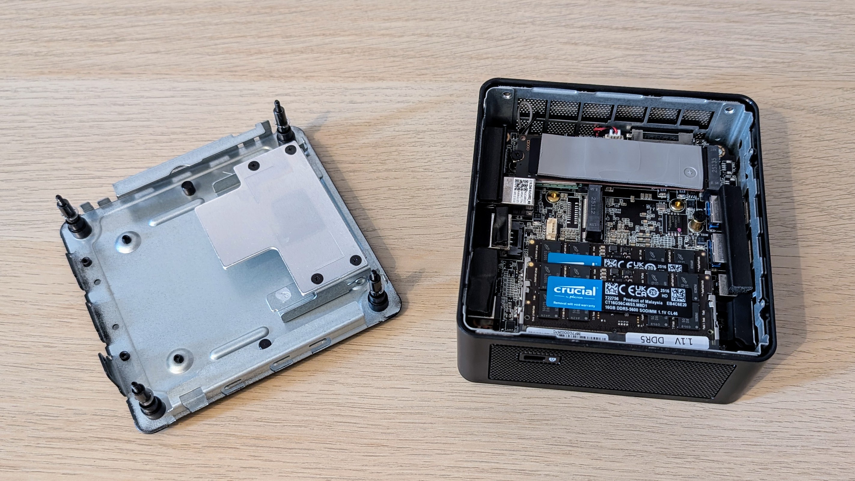 The Geekom IT15AI on a desk