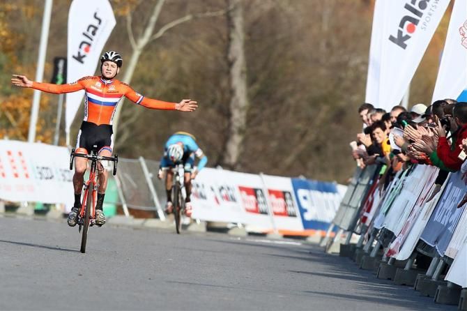 Mathieu van der Poel (Netherlands) has made a quick transition to the U23 ranks with a victory at only his second World Cup in his new category.