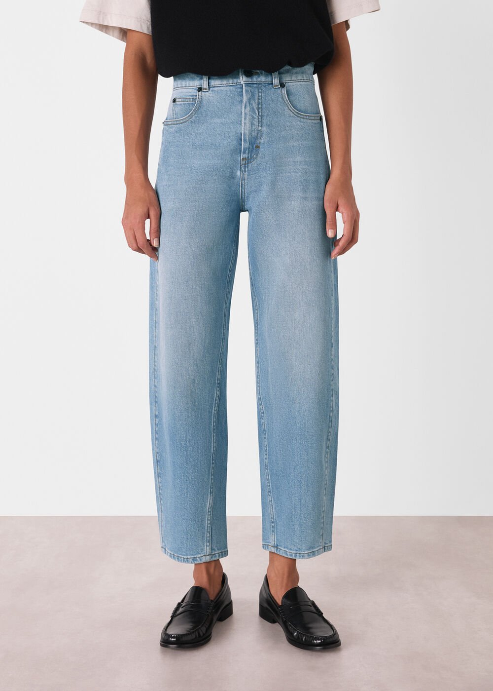 Light Wash Stretch Barrel Leg Jean