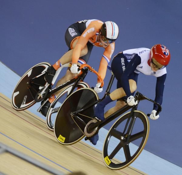 Victoria Pendleton (Great Britain) sprints to victory agains Willy Kanis (Netherlands) in the 1/8 finals.