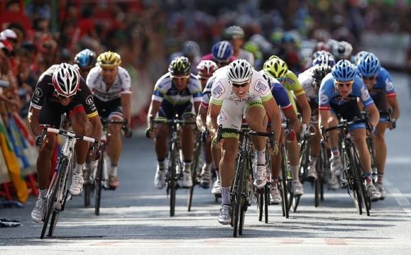 John Degenkolb (Argos-Shimano) sprints toward victory in stage 5