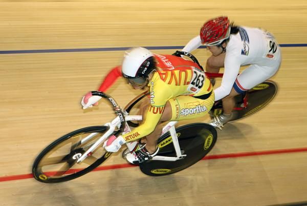 Simona Krupeckaite (Lithuania) tries to hold on but Shuang Guo (China) is already on the way around to make the gold medal final.