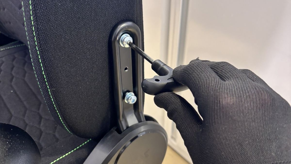 Assembling the Razer Iskur V2 X.