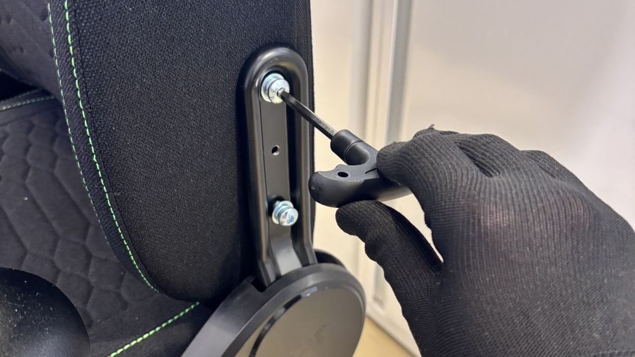 Assembling the Razer Iskur V2 X.