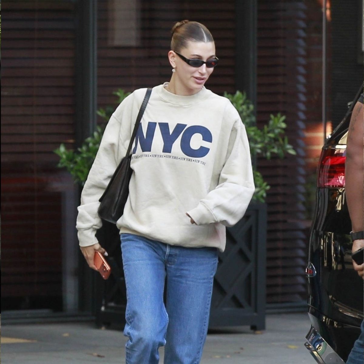 Not Jelly Shoes—Suddenly, Everyone With Expensive Taste Is Wearing This Exact Pair of Elegant Flip-Flops