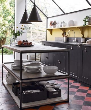 Multifunctional kitchen island in a traditional kitchen