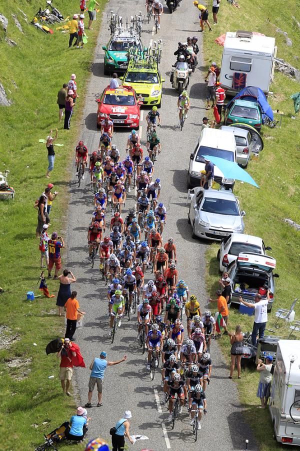 A large peloton came into the final climb together.