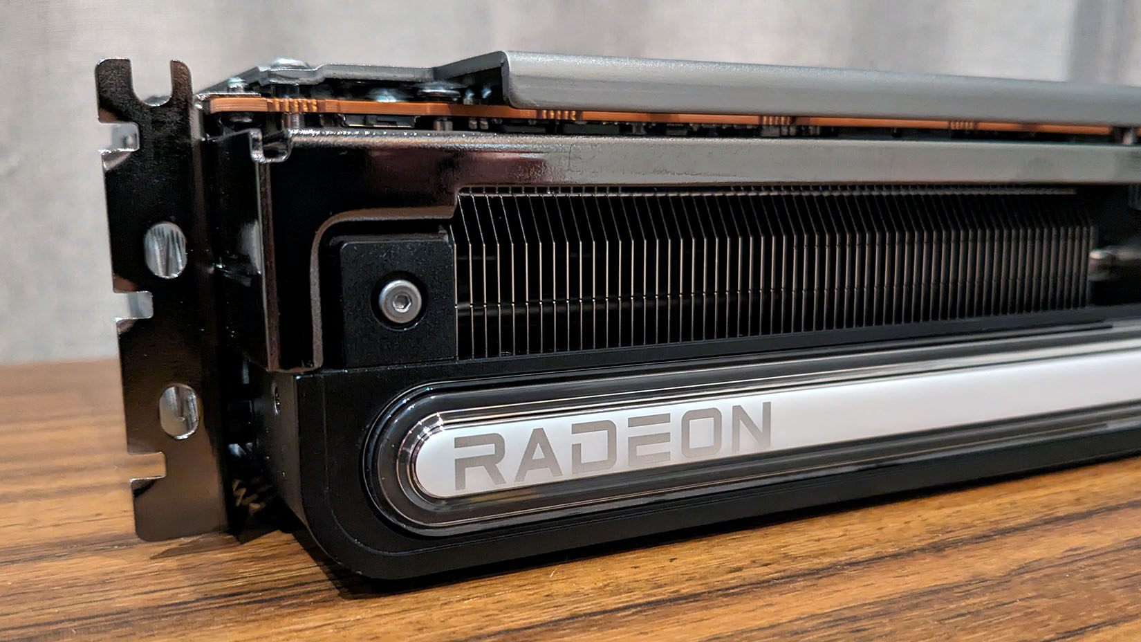 Sapphire Nitro+ Radeon RX 7800 XT side logos