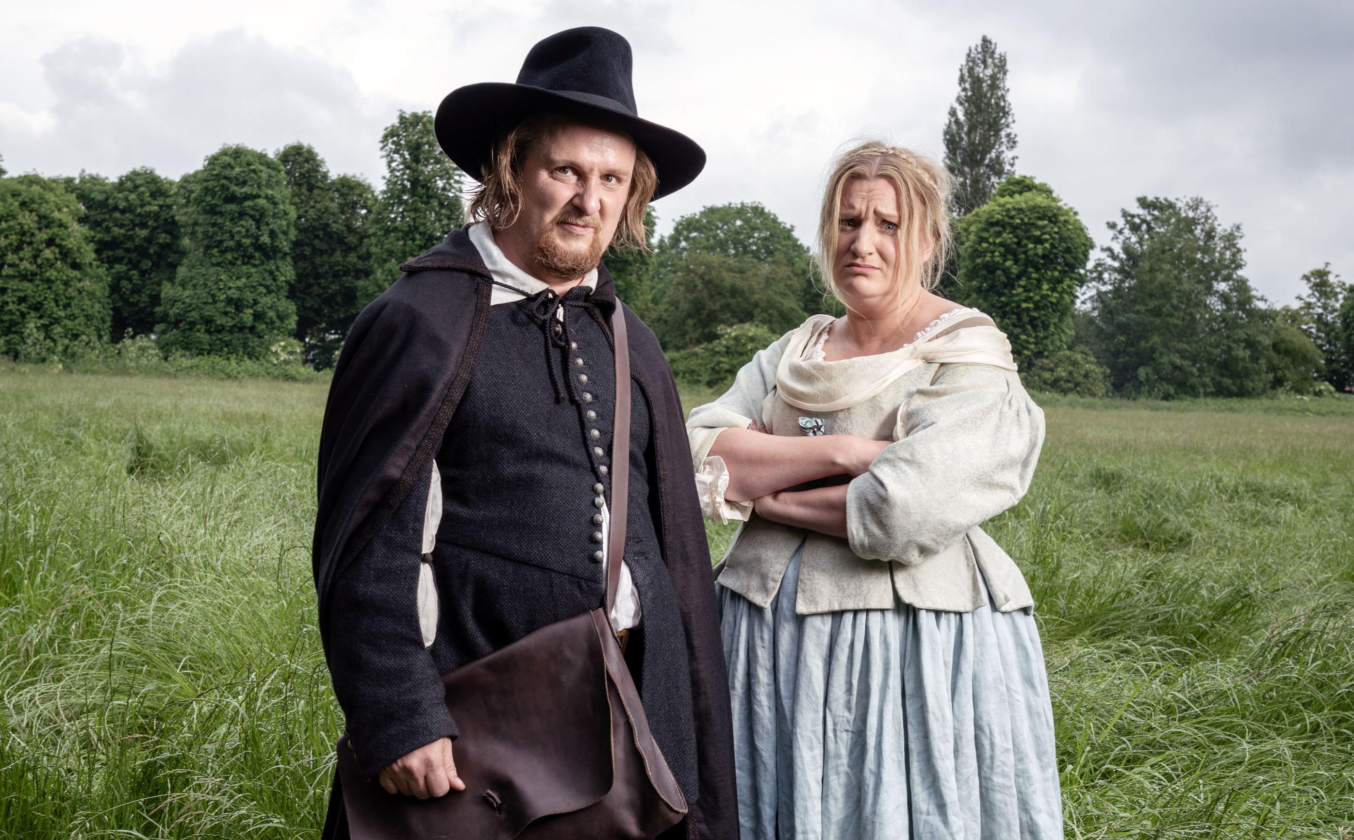 Daisy May Cooper avec Tim Key dans la comédie de la BBC The Witchfinder.