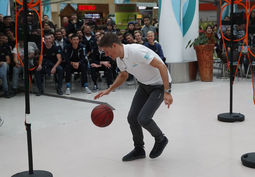 Jakob Fuglsang works on his ball-handling skills