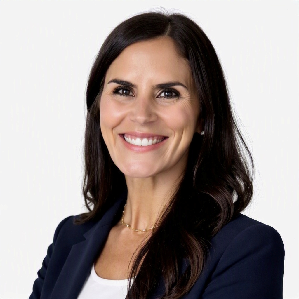 Smiling headshot of Monique Rezaei.