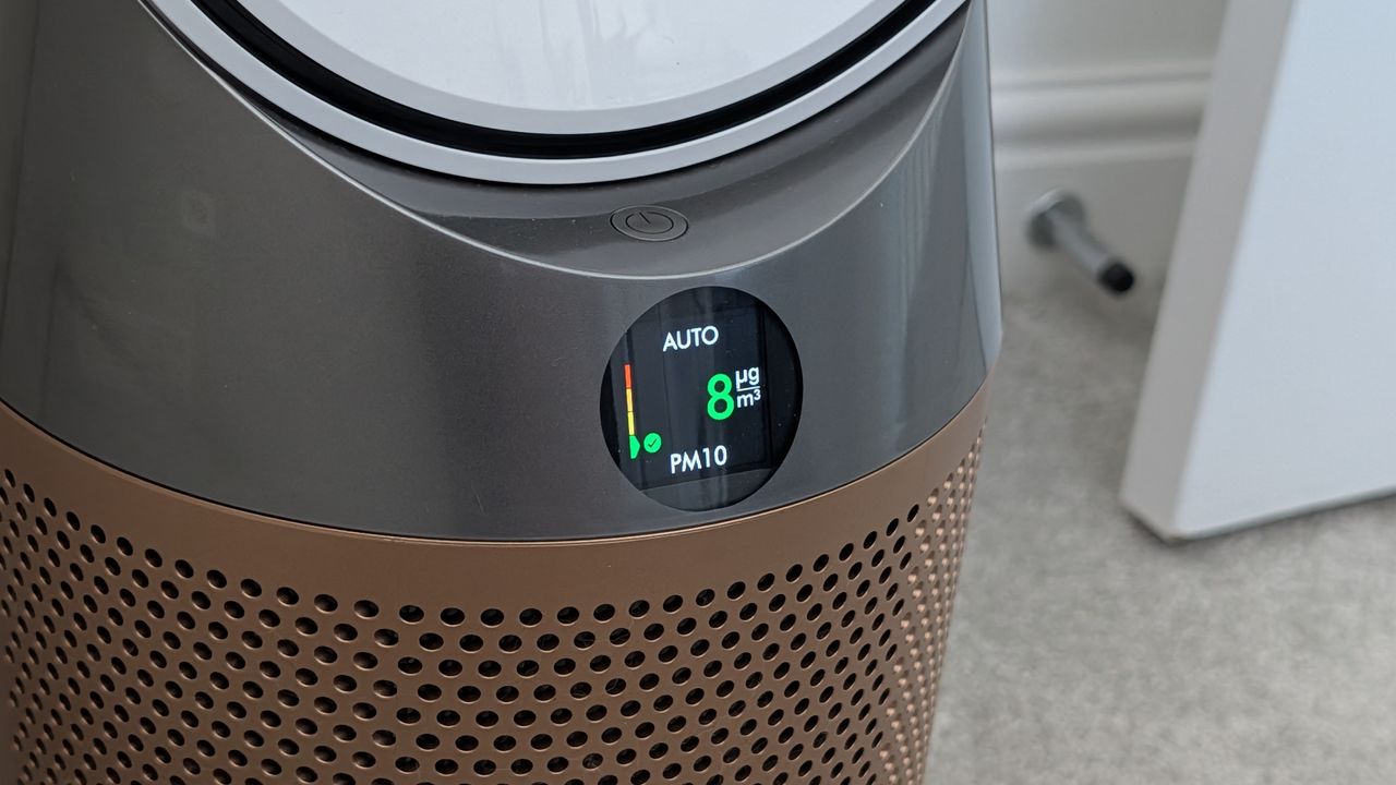 A closeup of the screen on the Dyson Find+Follow Purifier Cool showing how many micrograms of PM10 particles there are per meter cubed of air.