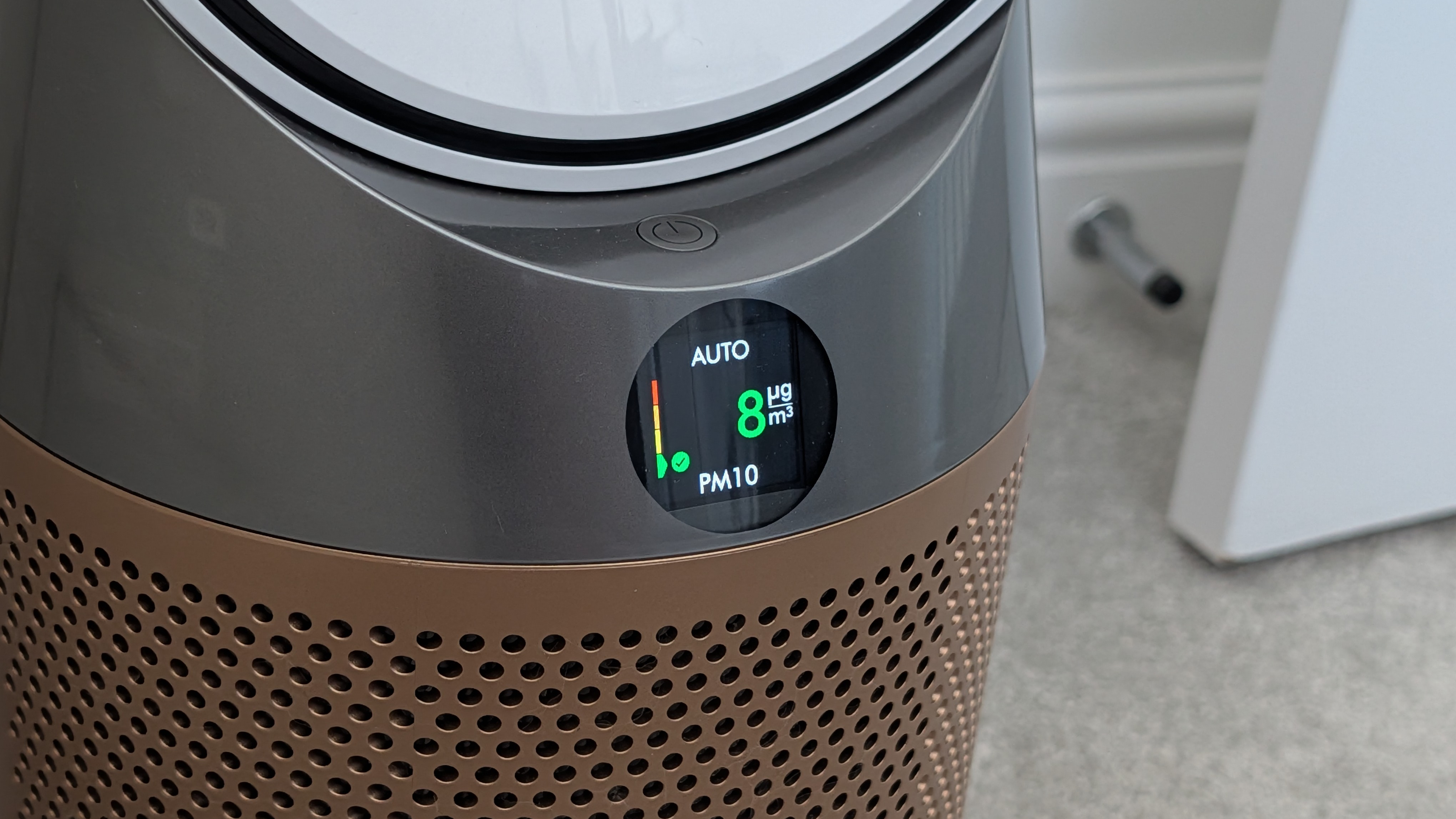 A closeup of the screen on the Dyson Find+Follow Purifier Cool showing how many micrograms of PM10 particles there are per meter cubed of air.