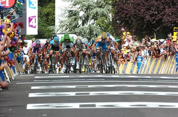 The sprinters barrel into Saint-Fargeau for the stage 11 finish.