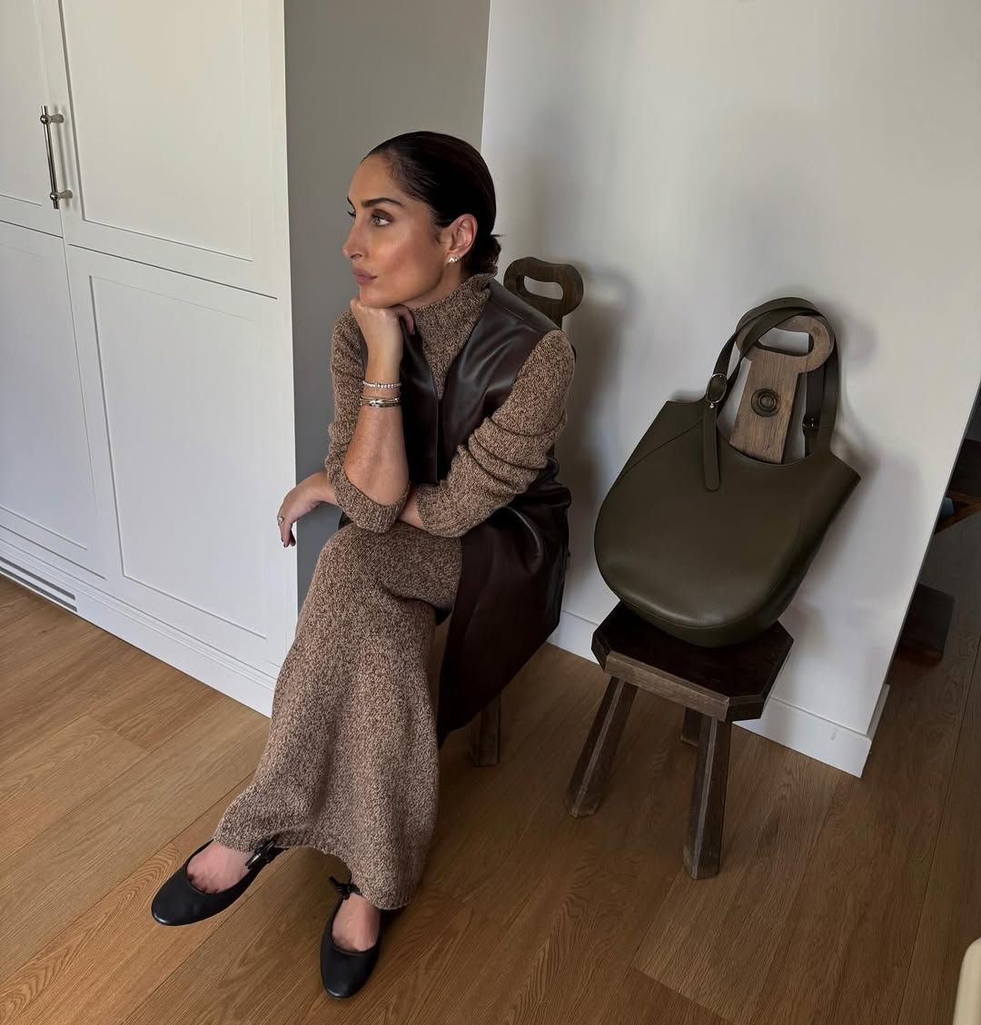 G&amp;eacute;raldine in a jumper dress and black ballet flats