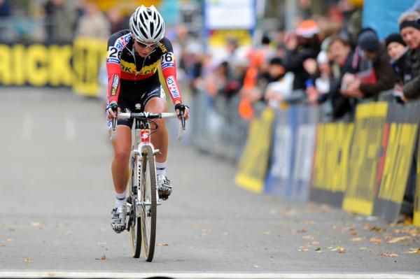 Sanne Cant in the finishing straight