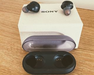 Sony WF-C500 buds, charging case and box