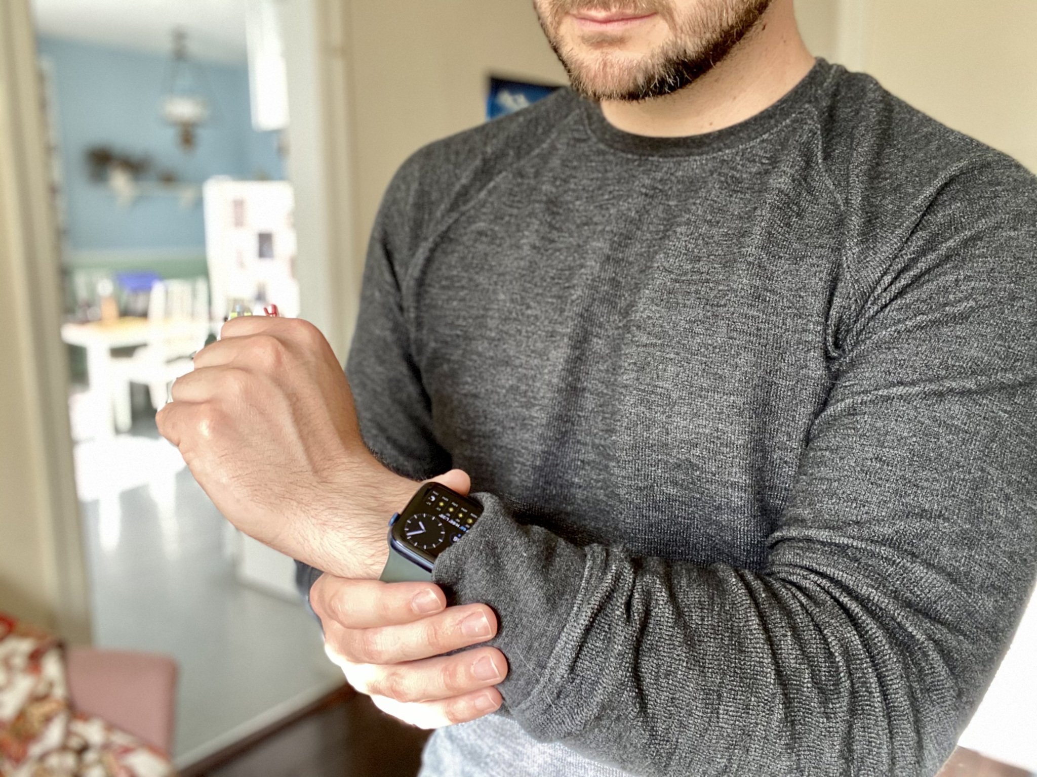 Нужны ли apple watch. Apple watch. Apple watch Series 7. Apple watch синие. Apple watch на руке.
