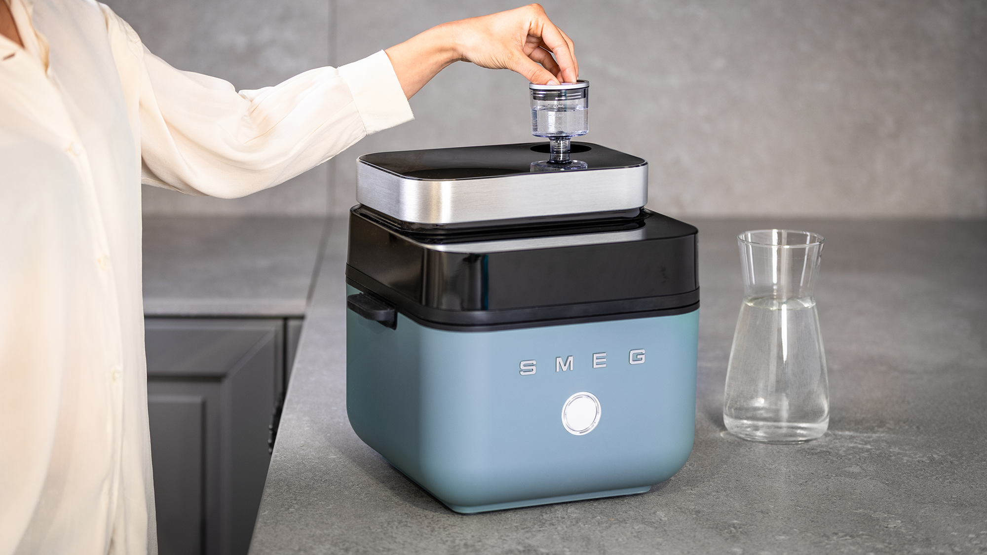Smeg air fryer demonstrating steam function