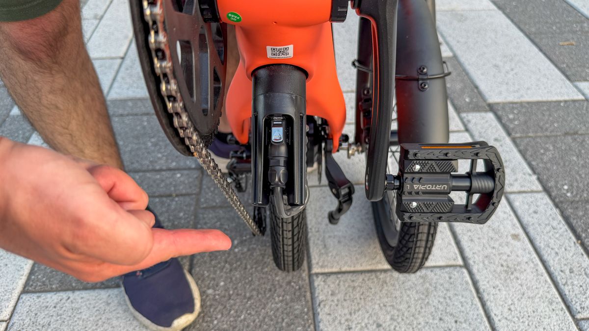 Urtopia Carbon Fold 2 Battery connector at bottom