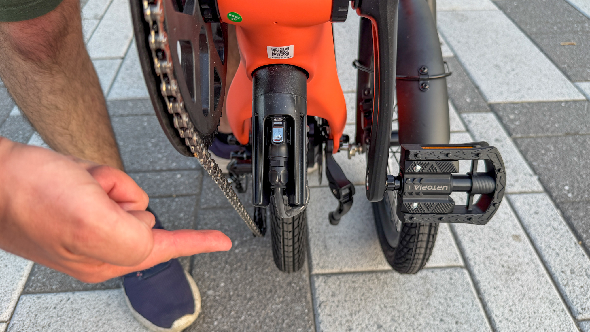 Urtopia Carbon Fold 2 Battery connector at bottom