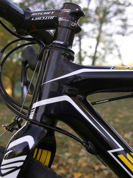 Scott say the extra housing mount is for the rear brake cable but we got a smoother line by running it on the other side of the head tube