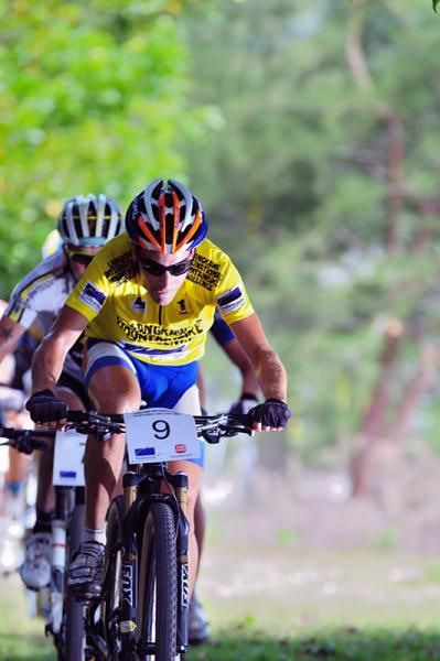 Men's GC leader Fabian Giger (Rabobank-Giant Offroad Team) drives the pace on the final stage.