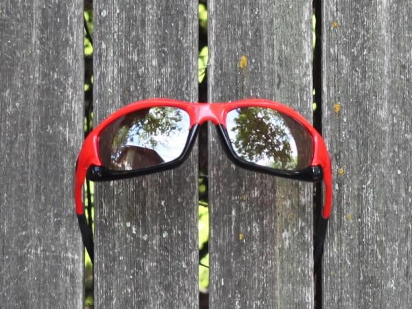 The Split Jacket incorporates Oakley's Switchlock lens replacement system in a smaller frame