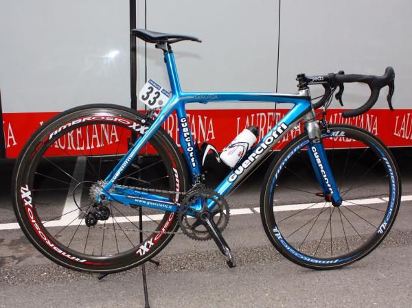 Androni Giocattoli-Diquigiovanni rider Alessandro Bertolini is using a bright silver-and-blue Guerciotti Krakatoa for this year's Giro d'Italia.