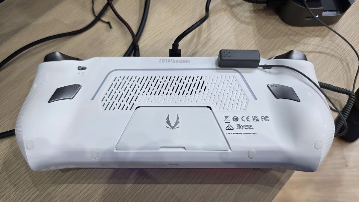 Zotac Zone 2 demoed with Manjaro Linux and an AMOLED panel — 12