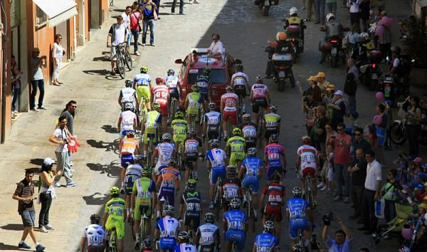The peloton rolls out of Urbino at the beginning of stage 6.