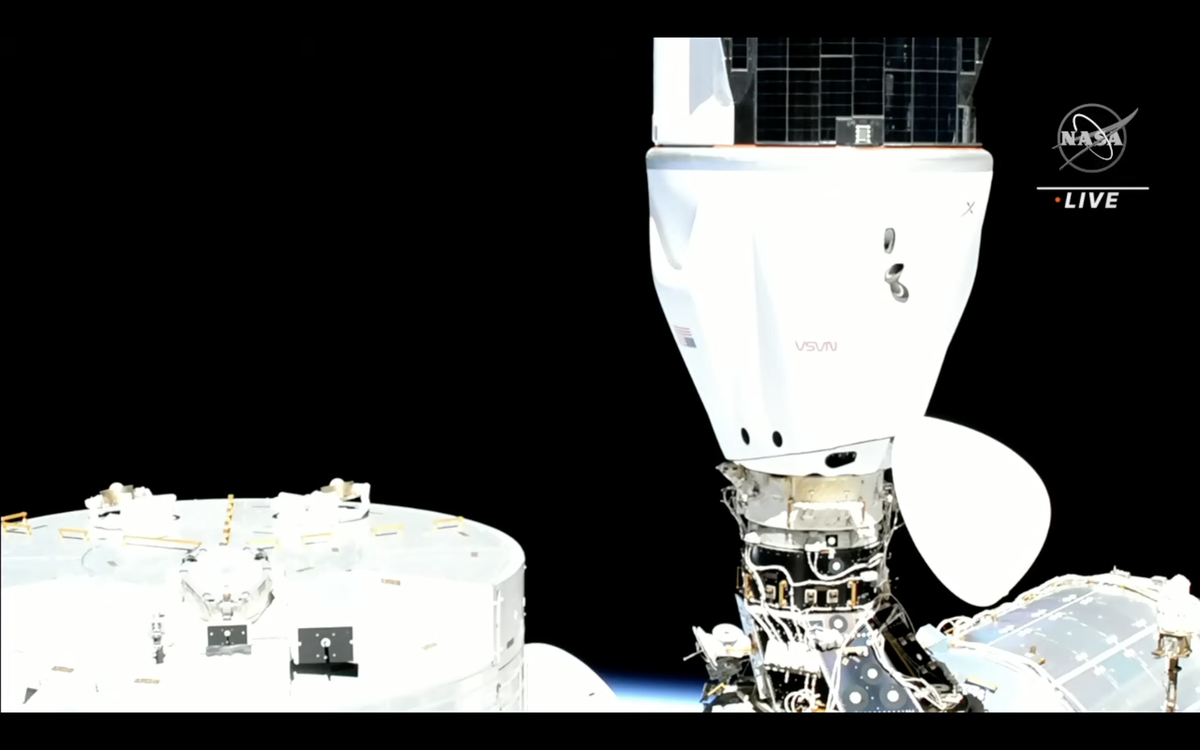 Saksikan astronot berteleportasi ke situs kapsul SpaceX Dragon di Stasiun Luar Angkasa Internasional pada hari Sabtu