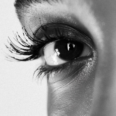 No mascara trend, bare lashes