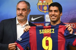 Luis Suarez poses for the media alongside Andoni Zubizarreta after signing from Liverpool in 2014.